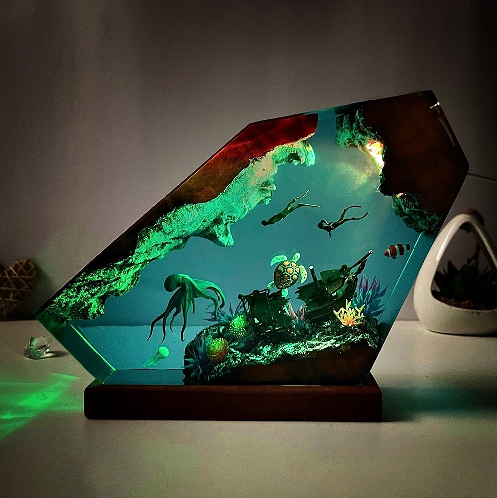 Nachtlicht aus Kunstharz mit Oktopus und Tauchern