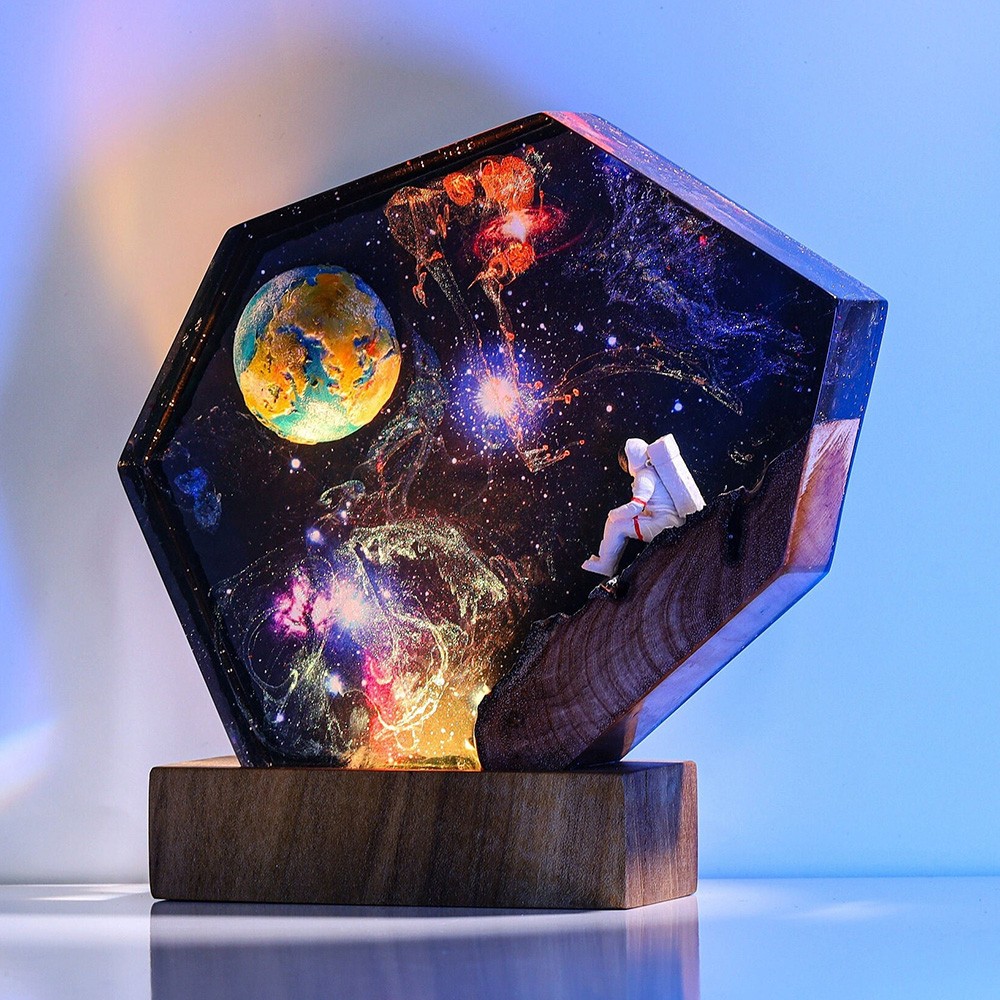 Weltraumgalaxie-Nachtlicht aus Harz und Holz, interstellare Epoxidlampe