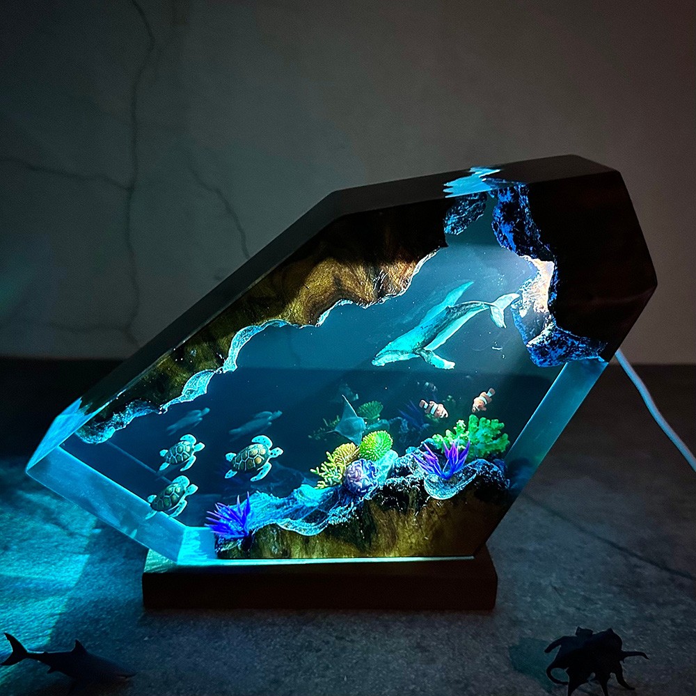 Nachtlicht aus Kunstharz: Riesiger Buckelwal und Schildkröten