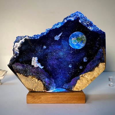 Weltraumgalaxie-Nachtlicht aus Harz und Holz, interstellare Epoxidlampe