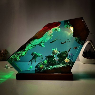 Nachtlicht aus Kunstharz mit Oktopus und Tauchern