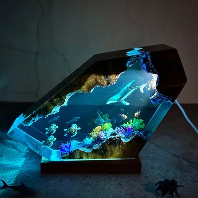 Nachtlicht aus Kunstharz: Riesiger Buckelwal und Schildkröten